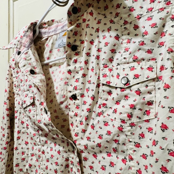 Carhartt button up🩷 - Picture 2 of 5